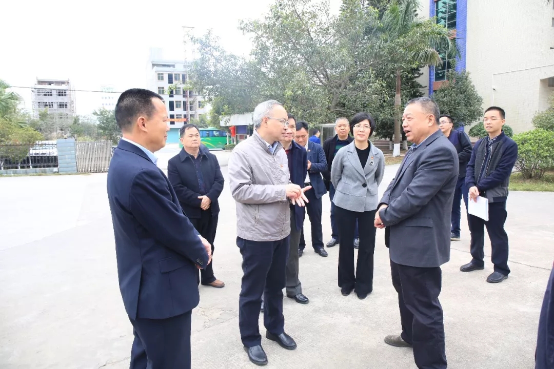 一个祥和喜庆的春节       赖小卫一行先后前往仙塘油库,仙塘中心市场